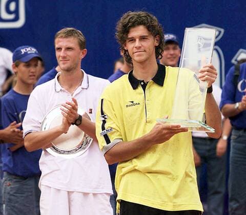 Gustavo Kuerten (Brasilien, re.) und Karol Kucera (Slowakei) die Endspielteilnehmer mit ihren Trophäen Tennis Herren Mercedes Cup 1998, ATP-Tour, Sand, Sandplatz, Sandplatzturnier, Finale, Endspiel Gruppe Weissernhof Stuttgart Freude,