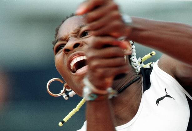 Serena Williams (USA) - mit vollem Einsatz Tennis Damen German Open 1999, WTA-Tour, Sand, Sandplatz, Sandplatzturnier Einzelbild An der Hundekehle Berlin Dynamik, Kampf, Kraft,
