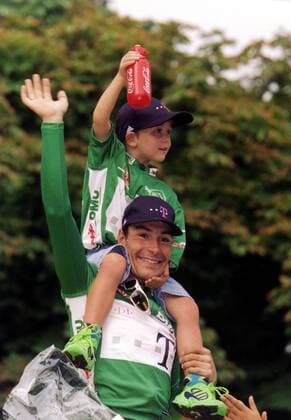 Sprintkönig Erik Zabel (Team Deutsche Telekom) mit seinem Sohn Rick auf den Schultern Radsport Herren Tour de France 1998, Finale, Radrennsport, Straßenradsport, Straßenradrennsport, Radrennen, Rad Gruppe Paris Freude, Begeisterung,