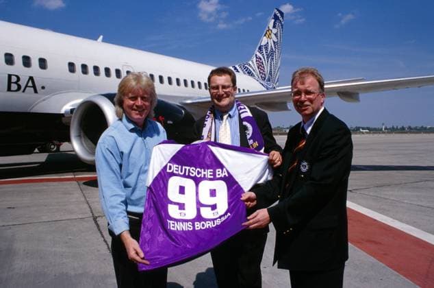 Fußball, Trainerhistorie, TeBe Berlin TeBe-Trainer Winfried Schäfer (li.) übergibt dem neuen Partner Deutsche BA ein Trikot mit der Nummer 99 Fußball 2. BL Herren Saison 1998 1999: Tennis Borussia Berlin, Te Be, TeBe, TB, Sponsor, Sponsoring, Partnerschaft Gruppe Tegel Berlin