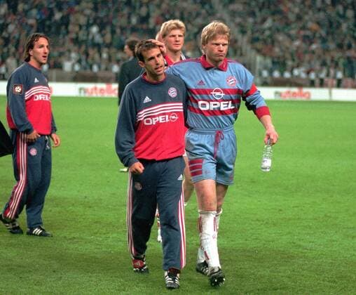 Fußball, DFB-Pokalfinale 1998 1999, FC Bayern München - SV Werder Bremen Hart aber herzlich: Mehmet Scholl (li.) bekommt beim Abgang eine Streicheleinheit vom grimmig blickenden Torwart Oliver Kahn (beide Bayern) Fußball Herren DFB-Pokalfinale 1999, Pokal-Finale, Endspiel, FC Bayern München Gruppe Olympiastadion Berlin Harmonie, Enttäuschung, Verzweiflung, Wut,