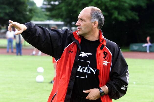 Trainer Franz Gerber (Hannover) mit Anweisungen beim Training Fußball 2. BL Herren Saison 1998 1999, Hannover 96 Einzelbild Hannover
