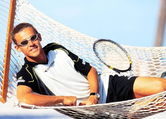Gustavo Kuerten (Brasilien) mit Sonnenbrille und Tennisschläger in der Hängematte liegend Tennis Herren Lipton Open Key Biscayne 1999, ATP-Tour Einzelbild Key Biscayne Glück, Harmonie, Freude,