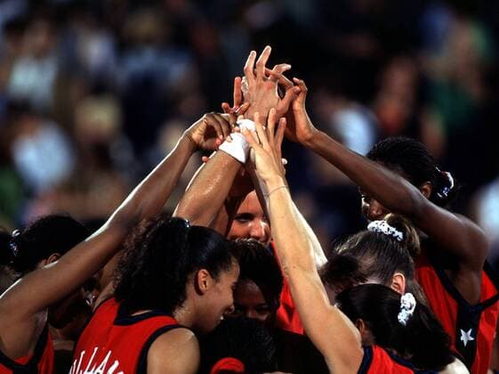 Einschwören des Team USA vor dem Spiel Basketball WM Damen Frauen-Weltmeisterschaft 1998, Finale, Endspiel Gruppe Max-Schmeling-Halle Berlin Harmonie, Kampf, Kameradschaft,