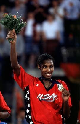 Lisa Leslie (USA) präsentiert stolz ihre Goldmedaille Basketball WM Damen Frauen-Weltmeisterschaft 1998, Finale, Endspiel Einzelbild Max-Schmeling-Halle Berlin Glück, Freude, Begeisterung,