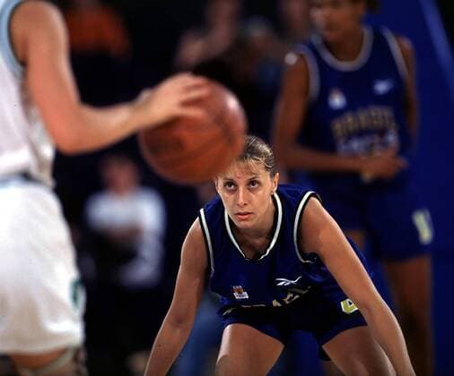 Helen Luz (Brasilien) visiert den Ball an Basketball WM Damen Frauen-Weltmeisterschaft 1998, Brasilien - Litauen, Einzelbild Max-Schmeling-Halle Berlin Konzentration, Spannung,