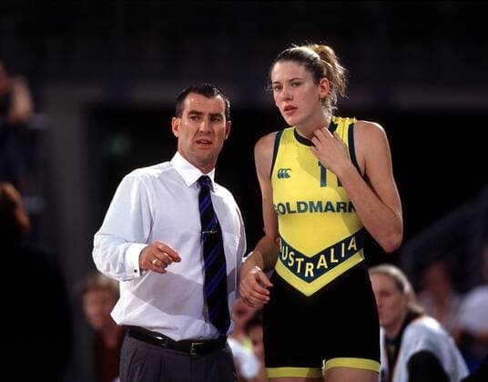 Headcoach Tom Maher mit seinem Nachwuchstalent Laureen Jackson (Australien) Basketball WM Damen Frauen-Weltmeisterschaft 1998, Nationalmannschaft, Nationalteam, Länderspiel, Nationaltrikot Gruppe Max-Schmeling-Halle Berlin