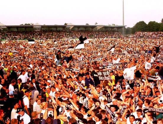 Fußball, Stadiongeschichte SSV Ulm 1846 Die Ulmer Fans bringen das Donaustadion zu kochen - sie feiern den Aufstieg in die 1.Liga Fußball 2. BL Herren Saison 1998 1999, SSV Ulm 1846, Aufstieg, Aufsteiger, Aufstiegsfeier, Feier, Party Totale Donaustadion Ulm Freude, Begeisterung,