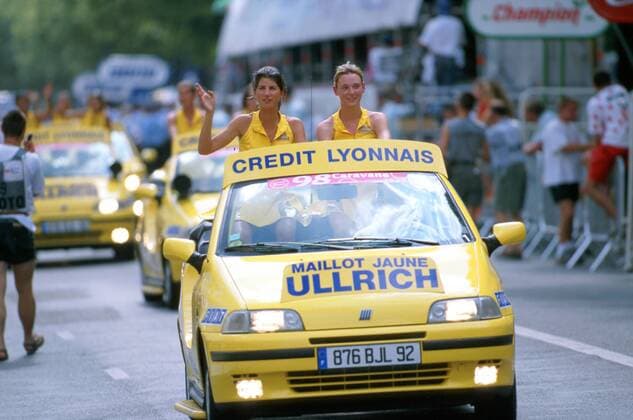 Impressionen am Rande - Vorbeiziehen der Werbekarawane: Das gelbe Trikot hat gerade Jan Ullrich (Team Deutsche Telekom) Radsport Herren Tour de France 1998, Straßenradsport, Straßenradrennsport, Radrennsport, Straße, Rad, Radrennen Gruppe