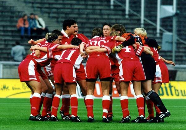 Die Frankfurterinnen bilden den Kreis vor dem Spiel Fußball 1. BL Damen Saison 1998 1999, DFB-Pokalfinale, Endspiel, Pokal-Finale, Frauen, Frauenfußball, 1.FFC Frankfurt Totale Olympiastadion Berlin