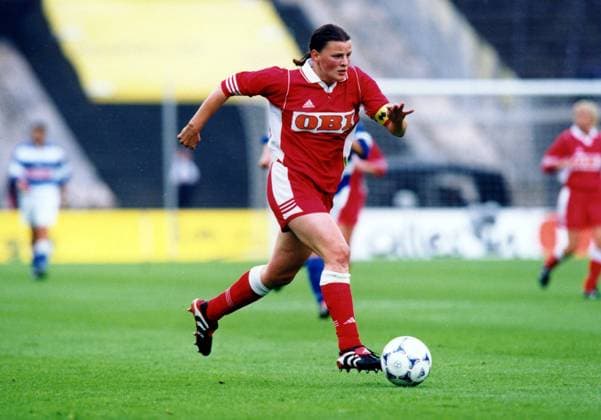 Pia Wunderlich (Frankfurt) am Ball Fußball 1. BL Damen Saison 1998 1999, DFB-Pokalfinale, Endspiel, Pokal-Finale, Frauen, Frauenfußball, 1.FFC Frankfurt Einzelbild Olympiastadion Berlin Dynamik,