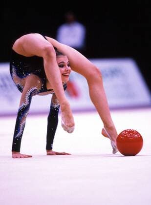 Alina Kabajewa (Russland) bei der Übung mit dem Ball Rhythmische Sportgymnastik EM Damen Europameisterschaft 1999, Gymnastik Einzelbild Budapest Dynamik,