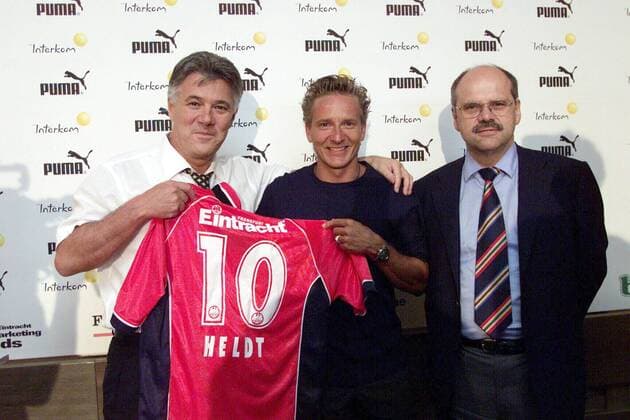 Neuverpflichtung Horst Heldt (Mitte), Präsident Rolf Heller (li.) und Verwaltungsrat Bernd Ehinger (Eintracht) präsentieren Heldts neues Trikot Fußball 1. BL Herren Saison 1999 2000, Eintracht Frankfurt, Neuzugang, Einkauf, Neuzugänge Gruppe Frankfurt M.