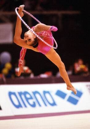 Alina Kabayeva (Rußland) - Verrenkung bei ihrer Übung mit dem Reifen Rhythmische Sportgymnastik EM Damen Europameisterschaft 1999, RSG, Gymnastik Einzelbild Budapest Dynamik, Anmut