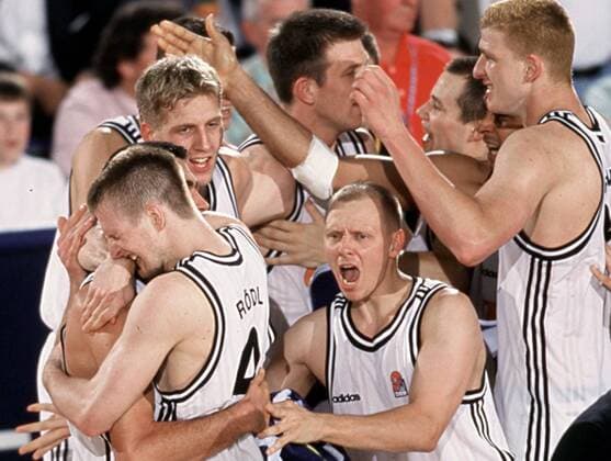 EuroBasket 2022, DBB, Historie, EM - Historie Das deutsche Team jubelnd, links Dirk Nowitzki (hi.) und Henrik Rödl, vorn Kai Nürnberger Basketball EM Herren Europameisterschaft 1999, Länderspiel, Nationalmannschaft, Nationalteam, Nationaltrikot Gruppe Dijon Glück, Freude, Kameradschaft, Begeisterung,