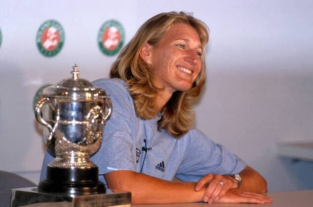 Steffi Graf (Deutschland) lacht befreit neben dem Siegerpokal auf der Pressekonferenz Tennis Damen French Open 1999, Grand Slam, WTA-Tour, Sand, Sandplatz, Sandplatzturnier, Sandplatztennis Einzelbild Roland Garros Paris Glück, Harmonie, Freude,