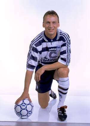 Andreas Thom (Hertha BSC Berlin) mit Ball Fußball 1. BL Herren Saison 1998 1999: Fotoshooting, Shooting, Fototermin, Studiotermin, Studioaufnahmen, Studioaufnahme Einzelbild Berlin