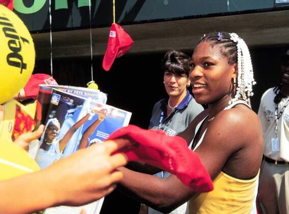 Serena Williams (USA) gibt Autogramme Tennis Damen Lipton Championships, Key Biscayne 1999, Hartplatz, Hardcourt, WTA-Tour, Gruppe Key Biscayne Florida Begeisterung, Freude,