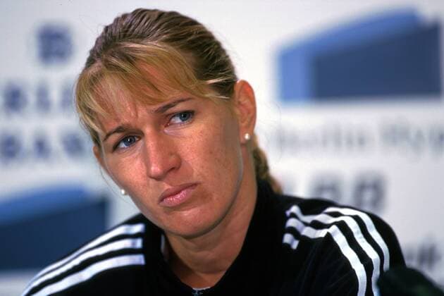 Steffi Graf (Deutschland) zeigt Unzufriedenheit bei der Pressekonferenz Tennis Damen German Open 1999, WTA-Tour, Sand, Sandplatz, Sandplatztennis, Sandplatzturnier, Hundekehle Porträt LTTC Rot Weiss Berlin Skepsis, Nachdenklichkeit, Enttäuschung