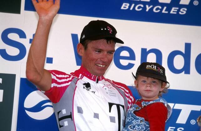 Udo Bölts vom Team Deutsche Telekom jubelnd mit seiner Tochter auf dem Arm, die sich mit dem passendem Basecap ausweisen kann Radsport LM Herren DM 1999 Straßenradsport, Profi, Profis, Straße, Deutsche Straßenmeisterschaft, Straßenrennen, Einzel Gruppe St. Wendel, Saarland Glück, Freude, Komik