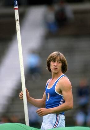 Thierry Vigneron (Frankreich) mit Stab Leichtathletik EM Herren Europameisterschaft 1986, Stabhochsprung Einzelbild Gottlieb-Daimler-Stadion Stuttgart Nachdenklichkeit,
