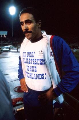 Englischer Humor? Daley Thompson (Großbritannien) mit T-Shirt DIE DREI BELIEBTESTEN SÖHNE DEUTSCHLANDS: Leichtathletik EM Herren Europameisterschaft 1986, Mehrkampf, Zehnkampf Einzelbild Gottlieb-Daimler-Stadion Stuttgart