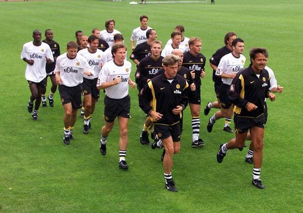 Trainer Michael Skibbe (li.) und Co-Trainer Uwe Neuhaus laufen beim Lauftraining voran Fußball 1. BL Herren Saison 1999 2000, Saisonauftakt, Trainingsauftakt, Sommerpause, Training, Auftakttraining Totale Stadion Rote Erde Dortmund