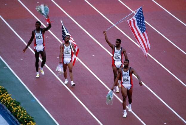 Leroy Burrell, Andre Cason, Dennis Mitchell und Carl Lewis von der siegreichen USA-Staffel in Weltrekordzeit auf der Ehrenrunde, Nationalmannschaft Leichtathletik WM Herren Weltmeisterschaft 1991, WM, Sprint, 4x100 m-Lauf, Sprintlauf, Staffelrennen, Sprintstaffel Gruppe Olympiastadion Tokio, Tokyo Freude,