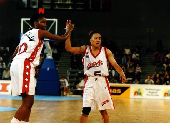 Dawn Staley (re.) mit ihrer Teamkollegin Chamique Holdsclaw (beide USA) Basketball WM Damen Weltmeisterschaft der Frauen 1998, Basketball-WM, Länderspiel, Nationalmannschaft, Gruppe Schmeling-Halle Berlin Dynamik,