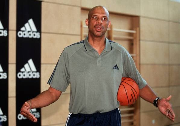Basketballegende Kareem Abdul Jabbar leitet das Training Basketball Herren Adidas ABC-Camp in Berlin 1999, Trainingscamp, Streetball, Street, Basketballcamp, Streetballcamp Einzelbild Berlin Nachdenklichkeit,