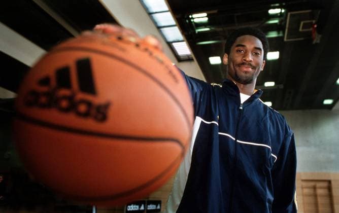 Kobe Bryant (L.A. Lakers) mit Ball Basketball Herren Adidas ABC-Camp in Berlin 1999 Einzelbild Berlin
