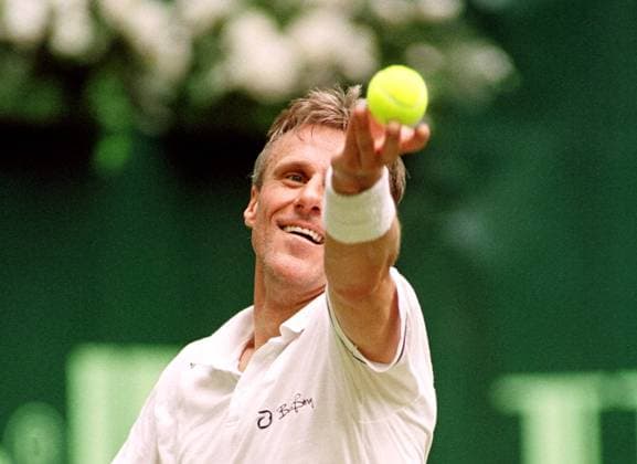 Björn Borg (Schweden) beim Aufschlag Tennis Herren Gerry Weber Open 1999, ATP-Tour, Rasen, Rasenplatz, Rasentennis, Rasenturnier, Showmatch, Schaukampf Einzelbild Gerry Weber Stadion Halle Westfalen Dynamik, Konzentration,