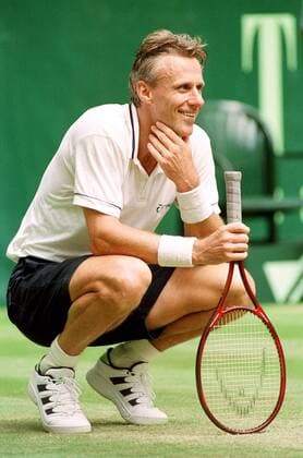 Björn Borg (Schweden) lachend Tennis Herren Gerry Weber Open 1999, ATP-Tour, Rasen, Rasenplatz, Rasentennis, Rasenturnier, Showmatch, Schaukampf Einzelbild Gerry Weber Stadion Halle Westfalen Freude,