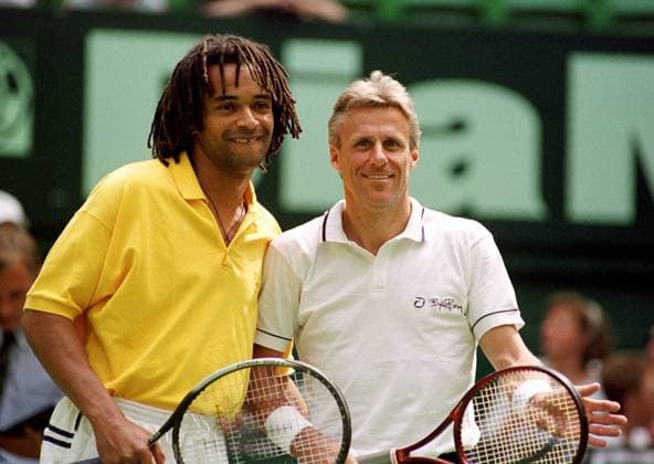 Björn Borg (Schweden) und sein Gegner Yannick Noah (Frankreich, li.) noch lachend Tennis Herren Gerry Weber Open 1999, ATP-Tour, Rasen, Rasenplatz, Rasentennis, Rasenturnier, Showmatch, Schaukampf Gruppe Gerry Weber Stadion Halle Westfalen Freude,