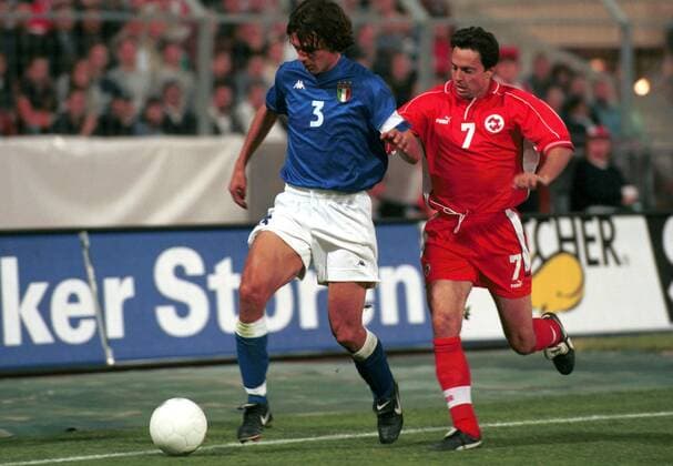 Paolo Maldini (Italien) mit Ball, attackiert vom Schweizer David Sesa Fußball Länderspiel Herren EM-Qualifikation 1998 1999: Schweiz - Italien Gruppe Lausanne Dynamik, Kampf,