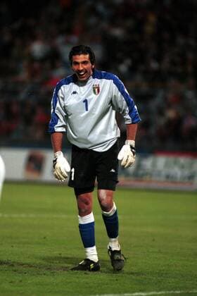 Gianluigi Buffon (Italien) lacht sich halbtot Fußball Länderspiel Herren EM-Qualifikation 1998 1999: Schweiz Einzelbild Lausanne Freude,
