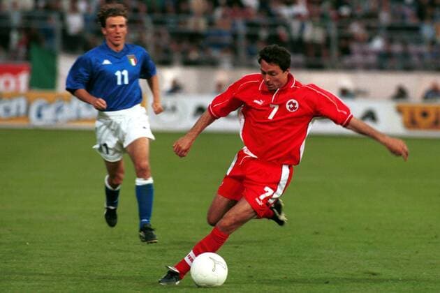 David Sesa (Schweiz) mit Ball Fußball Länderspiel Herren EM-Qualifikation 1998 1999: Schweiz - Italien Einzelbild Lausanne Dynamik,