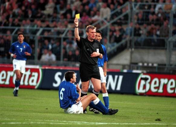 Schiedsrichter Graham Poll (England) zeigt die Gelbe Karte für den am Boden sitzenden Italiener Paolo Negro Fußball Länderspiel Herren EM-Qualifikation 1998 1999: Schweiz - Italien Gruppe Lausanne