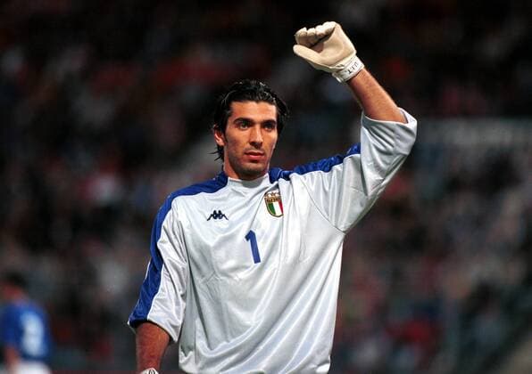 Keeper Gianluigi Buffon (Italien) mit erhobenem Arm Fußball Länderspiel Herren EM-Qualifikation 1998 1999: Italien Einzelbild Lausanne
