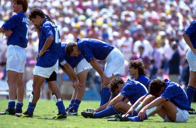 Die Italiener mit hängenden Köpfen nach dem verlorenen Endspiel, v.l. Luigi Apolloni, Roberto Baggio, Daniele Massaro, Paolo Maldini, Roberto Donadoni Fußball WM Herren Weltmeisterschaft 1994, Finale: Italien, Vizeweltmeister Gruppe Rose Bowl, Pasadena Los Angeles Enttäuschung,