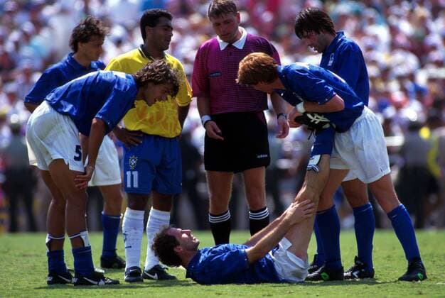 Franco Baresi (Italien ) liegt mit Wadenkrampf auf dem Rasen und wird von seinen Mitspielern behandelt, li. Paolo Maldini, mit der 11 Romario (Brasilien) neben dem Referee Sandor Puhl (Ungarn) Fußball WM Herren Weltmeisterschaft 1994, Endspiel, Finale: Italien - Brasilien Gruppe Rose Bowl, Pasadena Los Angeles Anstrengung, Erschöpfung,