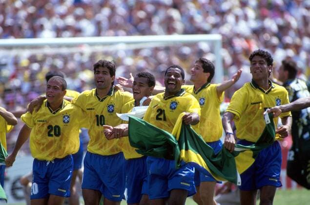 Jubelnde Weltmeister, v.links Ronaldo, Rai, Cafu, Viola, Jorginho und Marcio Santos (alle Brasilien) Fußball WM Herren Weltmeisterschaft 1994, Endspiel, Finale, Brasilien Gruppe Rose Bowl, Pasadena Los Angeles Harmonie, Freude,