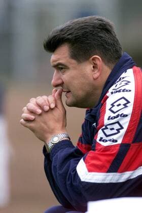 Trainer Slavko Petrovic (Darmstadt) nachdenklich Fußball Herren Saison 1998 1999: Oberliga SV Darmstadt 98 Einzelbild Darmstadt Nachdenklichkeit, Skepsis,