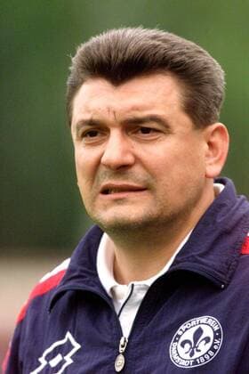 Trainer Slavko Petrovic (Darmstadt) Fußball Herren Saison 1998 1999: Oberliga SV Darmstadt 98 Porträt Darmstadt Nachdenklichkeit, Skepsis, Spannung,