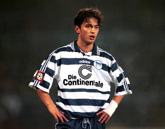 Ante Covic (Hertha) Fußball 1. BL Herren Saison 1998 1999: Hertha BSC Berlin Einzelbild VfL-Stadion Wolfsburg Erschöpfung,