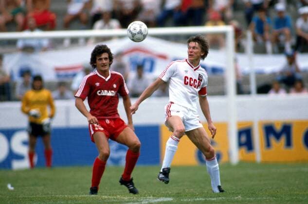 Oleg Blochin (Sowjetunion) beim Duell um den Ball gegen den Kanadier James (li.) Fußball WM Herren Weltmeisterschaft 1986, Länderspiel: UdSSR - Kanada 2:0, Vorrunde Gruppe Irapuato Dynamik,