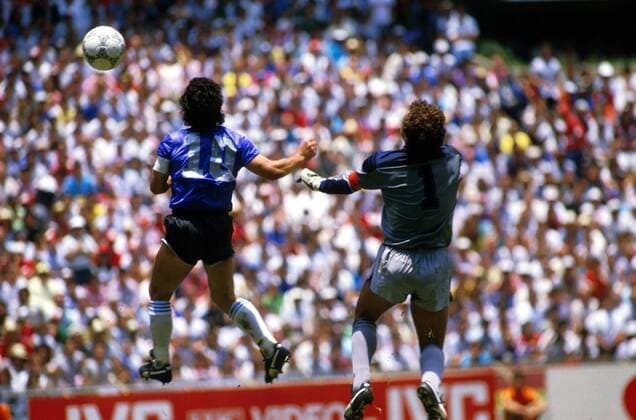 Diego Armando Maradona (Argentinien, li.) erzielt das 1:0 gegen den englischen Torwart Peter Shilton Fußball WM Herren Weltmeisterschaft 1986, Länderspiel: Argentinien - England 2:1, Viertelfinale Gruppe Aztekenstadion Mexiko-Stadt, Mexico-City Dynamik,