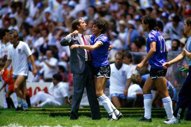 Coach Carlos Bilardo (Argentinien, li.) jubelt mit seinem Ersatzspieler Pasculli Fußball WM Herren Weltmeisterschaft 1986, Länderspiel: Argentinien, Viertelfinale Gruppe Aztekenstadion Mexiko-Stadt, Mexico-City Harmonie, Freude,