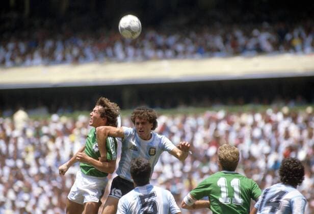 Lothar Matthäus (BRD) beim Kopfballduell mit dem Argentinier Jorge Valdano (re.) Fußball WM Herren Weltmeisterschaft 1986, Länderspiel: BR Deutschland - Argentinien 2:3, Finale, Endspiel Gruppe Aztekenstadion Mexiko-Stadt, Mexico-City Dynamik, Kampf,