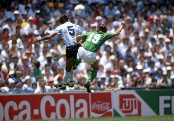 Klaus Allofs (BRD, re.) beim Kopfballduell gegen den Argentinier Jose Luis Brown Fußball WM Herren Weltmeisterschaft 1986, Länderspiel: BR Deutschland - Argentinien 2:3, Finale, Endspiel Gruppe Aztekenstadion Mexiko-Stadt, Mexico-City Dynamik, Kampf,